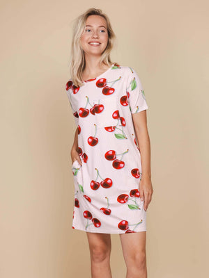SNURK Mon Cherry T-shirt Dress Dames met print van rode kersjes op een beige achtergrond.