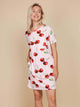 SNURK Mon Cherry T-shirt Dress Dames met print van rode kersjes op een beige achtergrond.