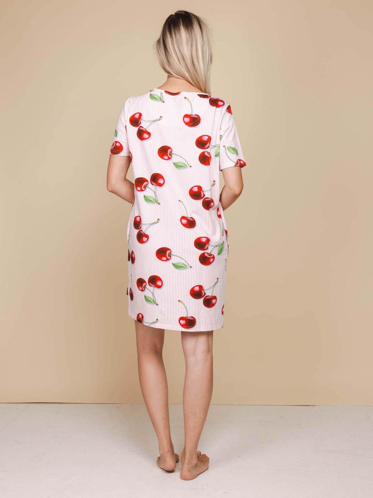 SNURK Mon Cherry T-shirt Dress Dames, een T-shirt jurkje met rode kersenprint, comfortabel en stijlvol.