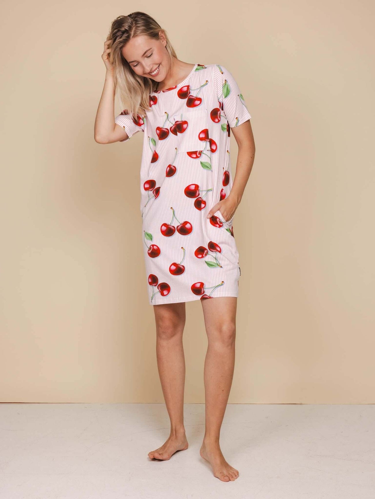 SNURK Mon Cherry T-shirt Dress Dames in lichtroze met kersenprint en praktische zakken, perfect voor casual dagen.