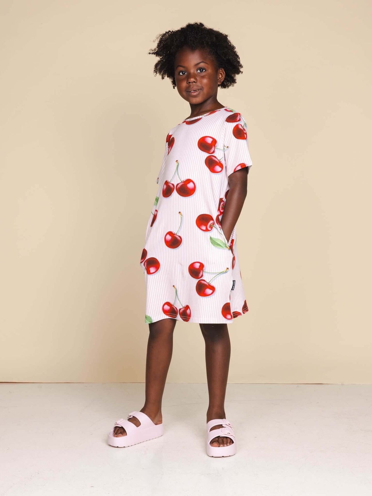 SNURK Mon Cherry T-shirt Dress Kids, vrolijk jurkje met kersjes voor kinderen, gemaakt van biologische katoen.