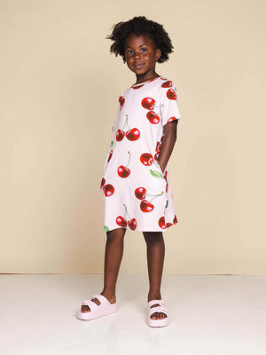 SNURK Mon Cherry T-shirt Dress Kids, vrolijk jurkje met kersjes voor kinderen, gemaakt van biologische katoen.