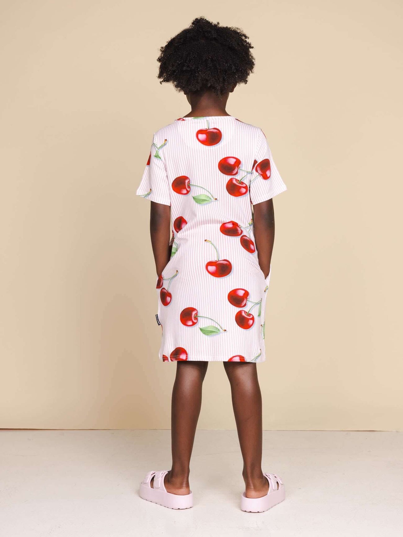 SNURK Mon Cherry T-shirt Dress Kids - Kind met kersjes T-shirt jurkje, zachte biologische katoen.