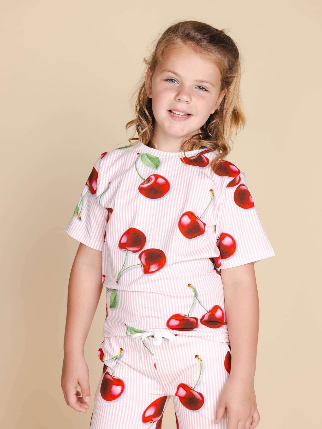 SNURK Mon Cherry T-shirt Kids voor kinderen met vrolijke kersjesprint, gemaakt van zachte biologische katoen.