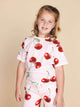 SNURK Mon Cherry T-shirt Kids voor kinderen met vrolijke kersjesprint, gemaakt van zachte biologische katoen.