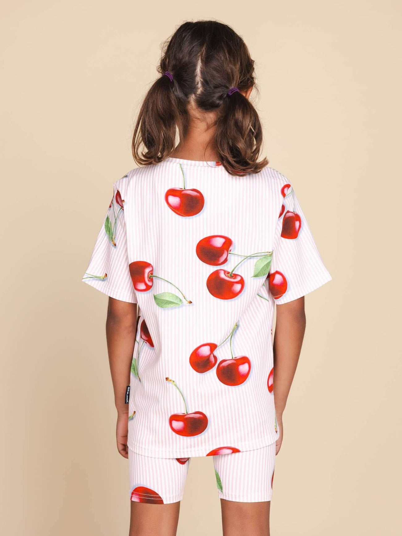 SNURK Mon Cherry T-shirt Kids, achteraanzicht met rode kersjes op een witte achtergrond.