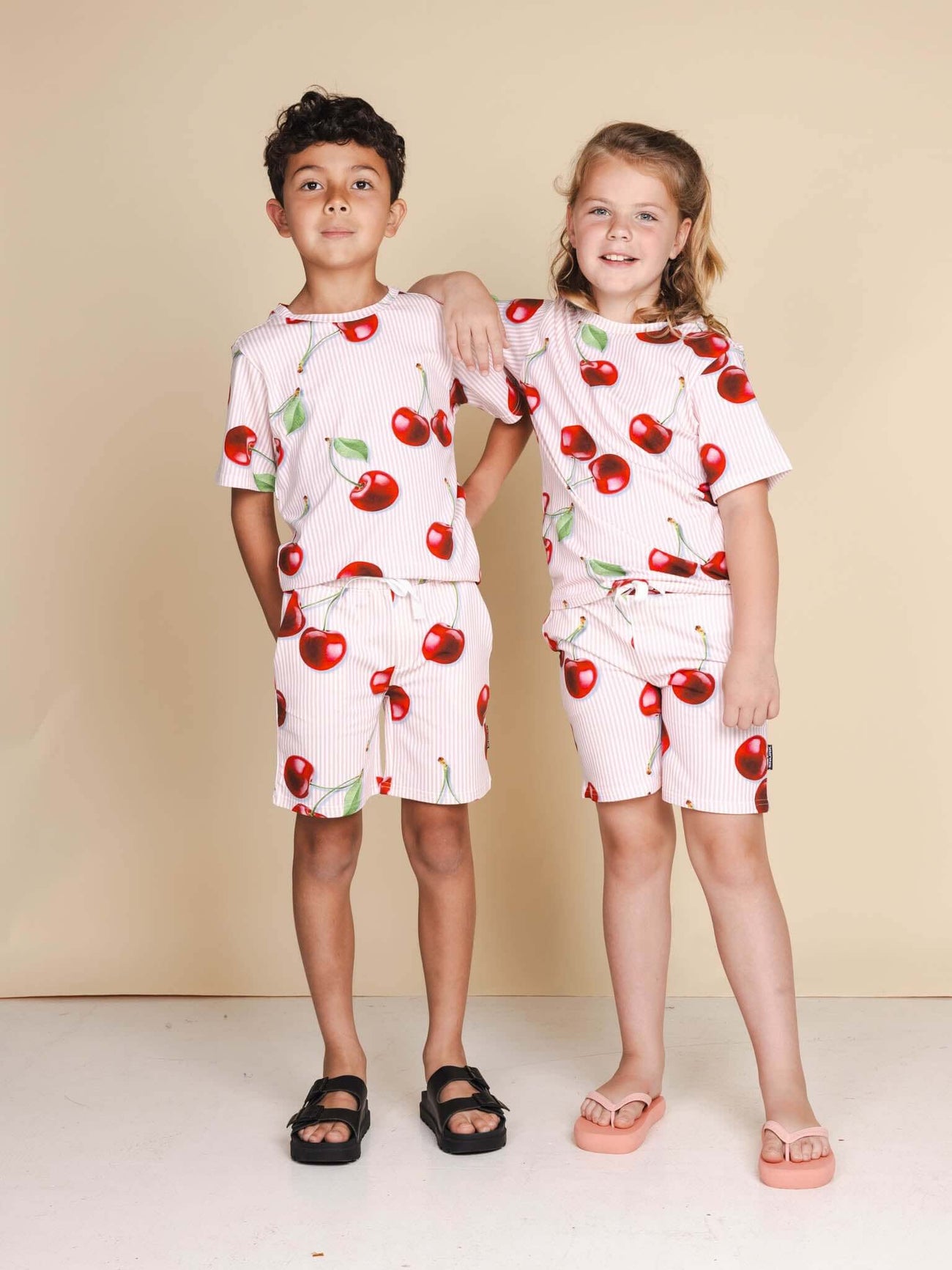 SNURK Mon Cherry T-shirt Kids in zachte biologische katoen met vrolijke kersjes, perfect voor kinderen.