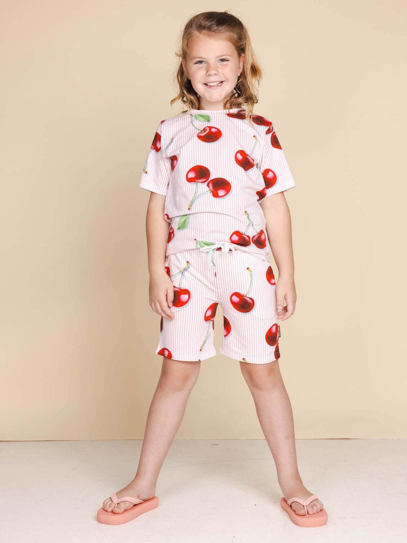 SNURK Mon Cherry T-shirt Kids voor kinderen met rode kersjes en een relaxed-fit ontwerp.