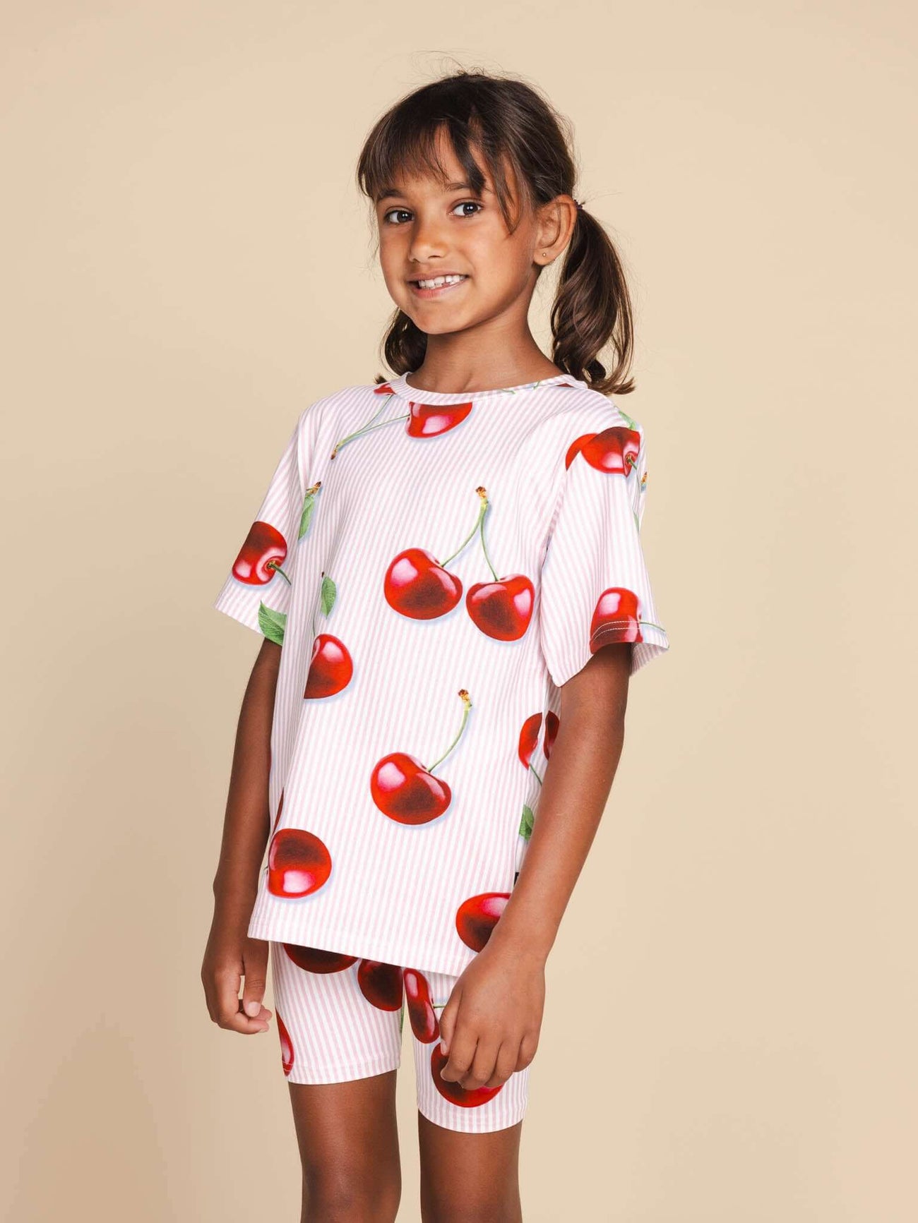 SNURK Mon Cherry T-shirt Kids met schattige rode kersjes, ideaal voor kinderen van biologische katoen.