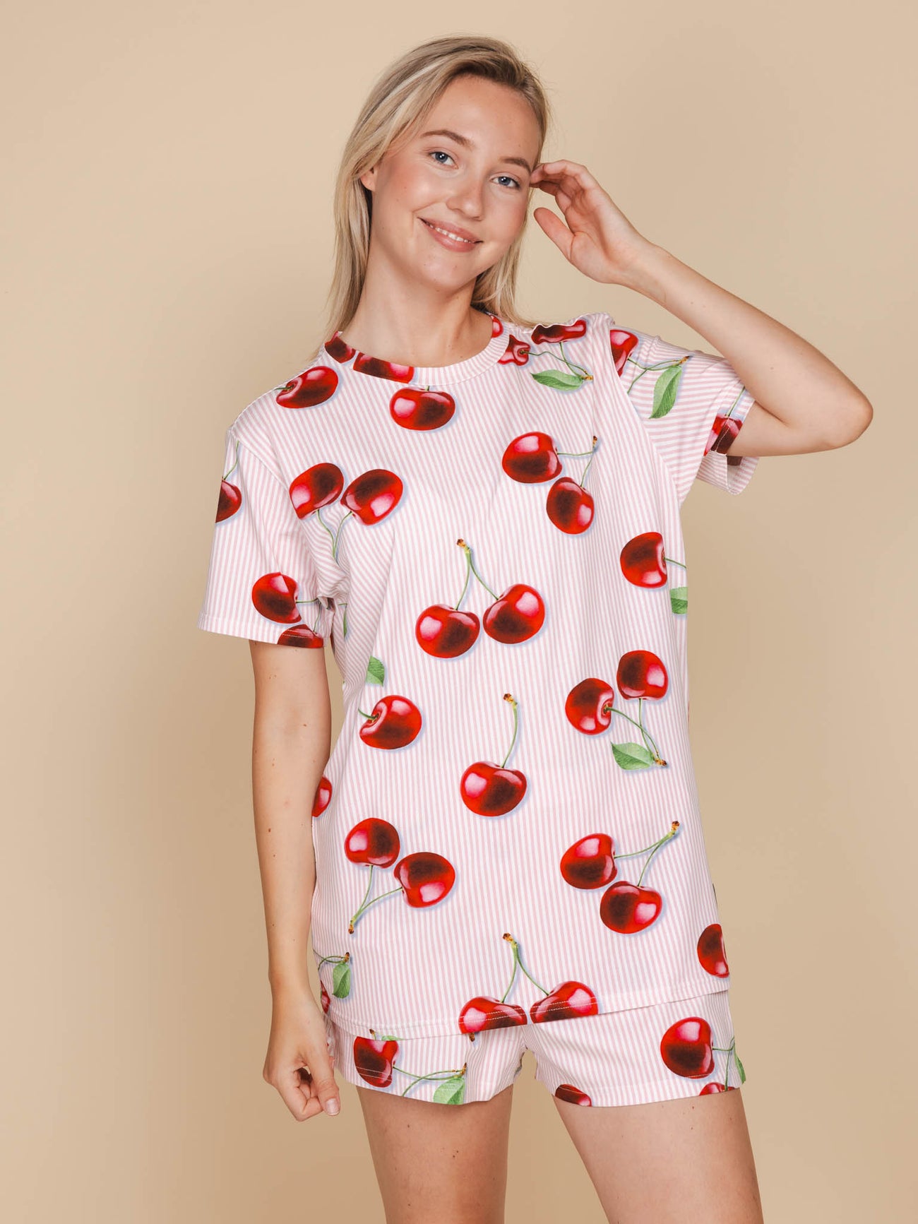 SNURK Mon Cherry T-shirt Unisex met rode kersenprint, ideaal voor heren en dames, gemaakt van biologisch katoen.