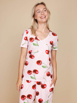 SNURK Mon Cherry V-Neck T-shirt Dames met vrolijke kersenprint, ideaal voor relaxen of slapen.