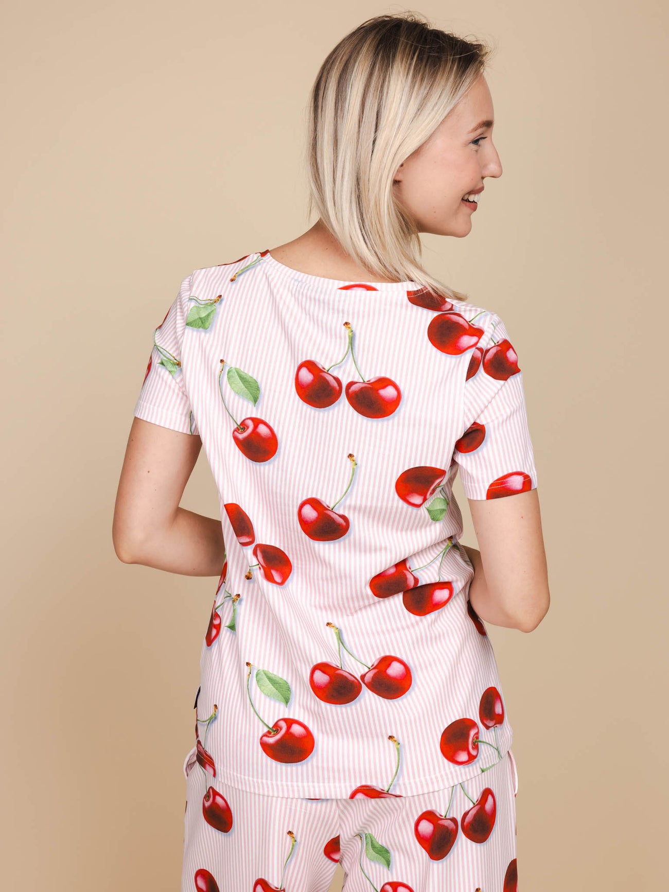 SNURK Mon Cherry V-Neck T-shirt Dames, achterzijde met vrolijke kersenprint.