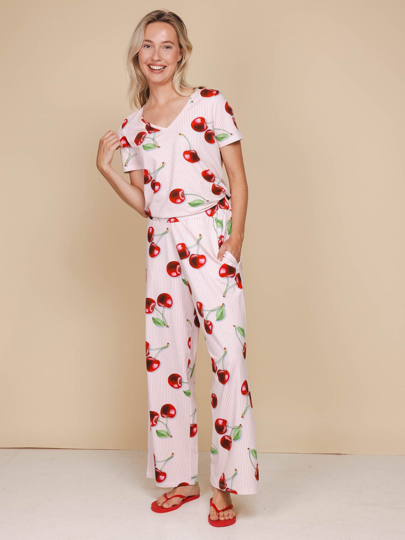 SNURK Mon Cherry V-Neck T-shirt Dames met kersenprint op de relaxte outfit, perfect voor thuis of slaap.