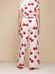 SNURK Mon Cherry Wijde Broek Dames met rode kersenprint in relaxte fit en wijde pijpen, gezien van achteren.