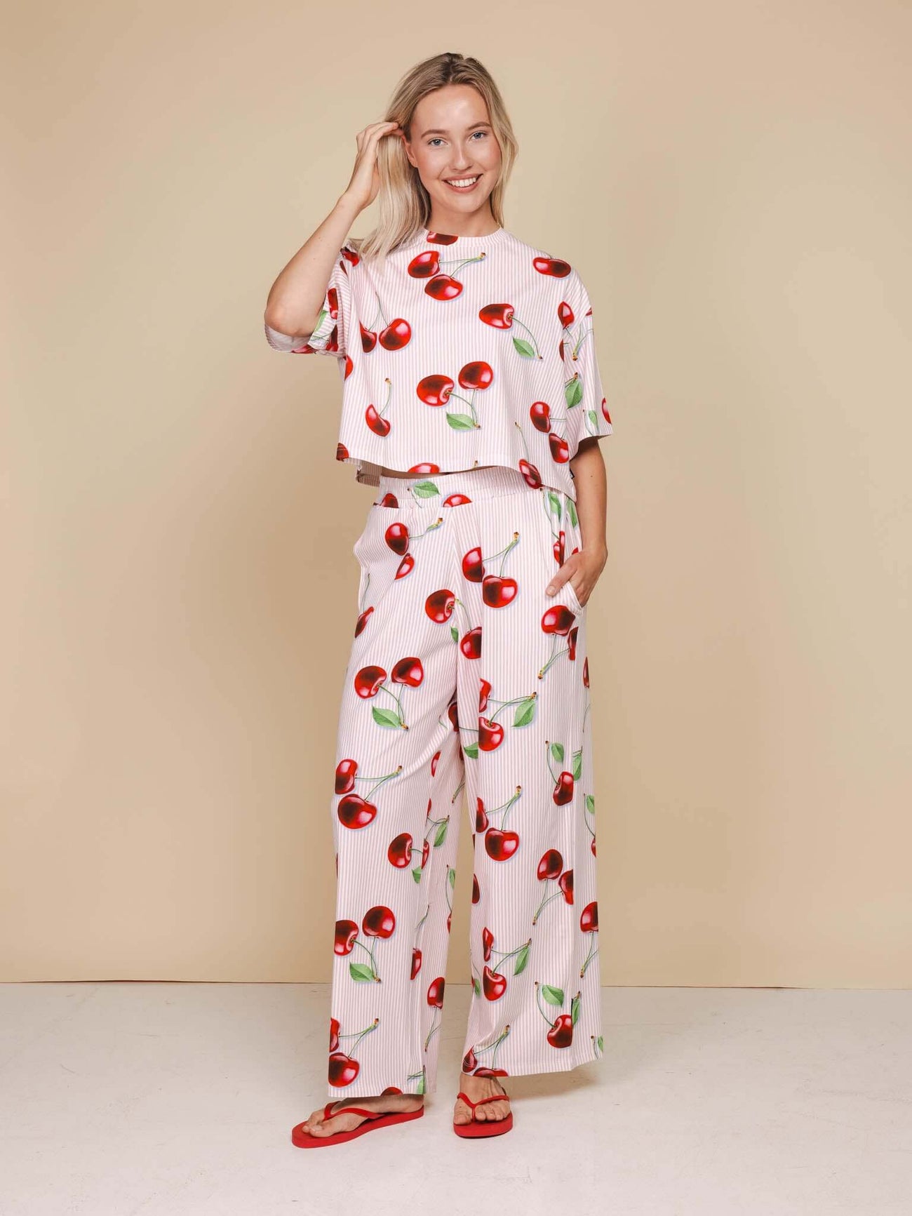 SNURK Mon Cherry Wijde Broek Dames met rode kersenprint en wijdvallende pijpen, casual outfit voor dames.