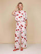 SNURK Mon Cherry Wijde Broek Dames met rode kersenprint en wijdvallende pijpen, casual outfit voor dames.