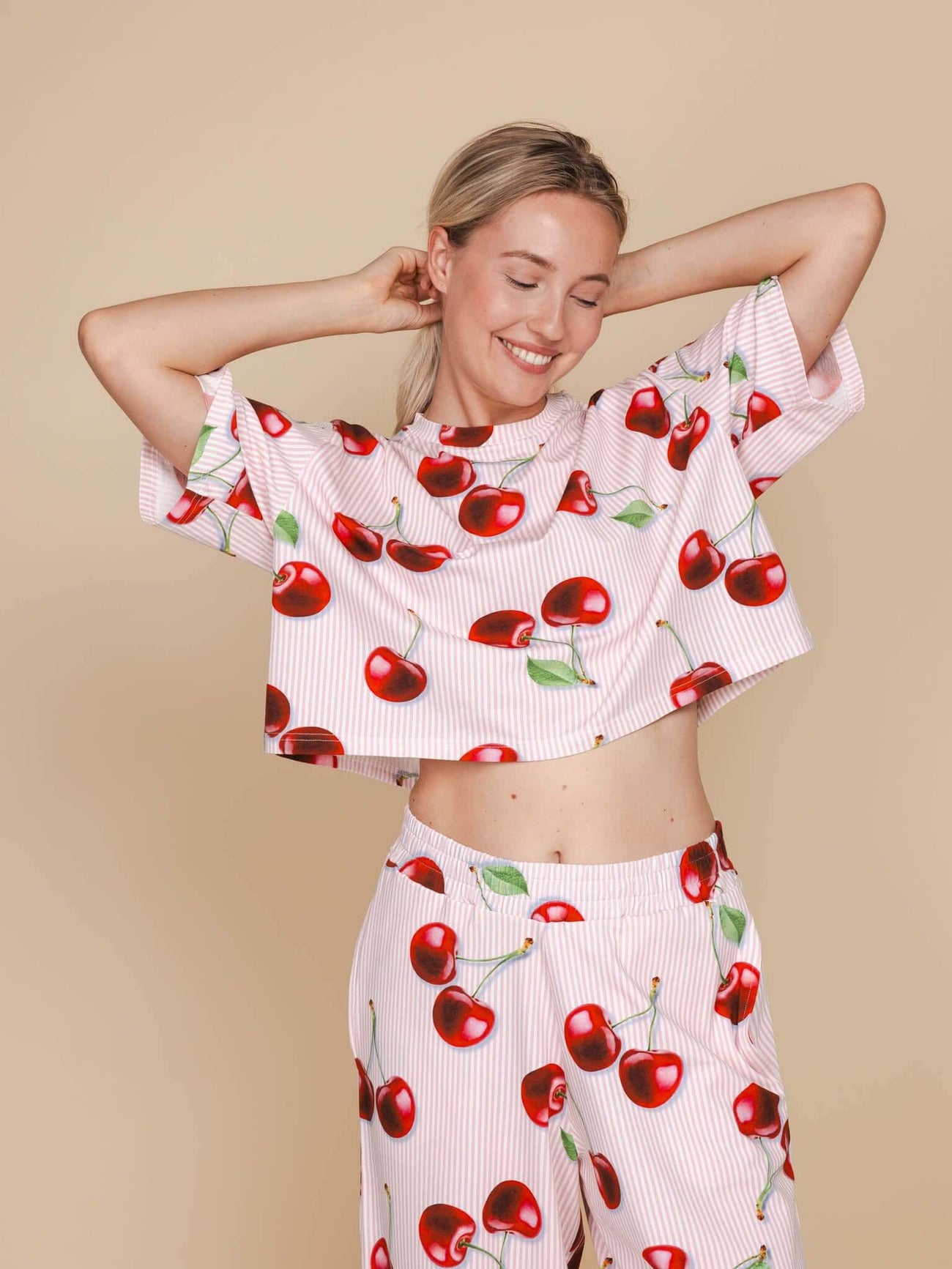 SNURK Mon Cherry Wijde Broek Dames met rode kersenprint, comfortabele relaxte fit en zachte jersey stof.