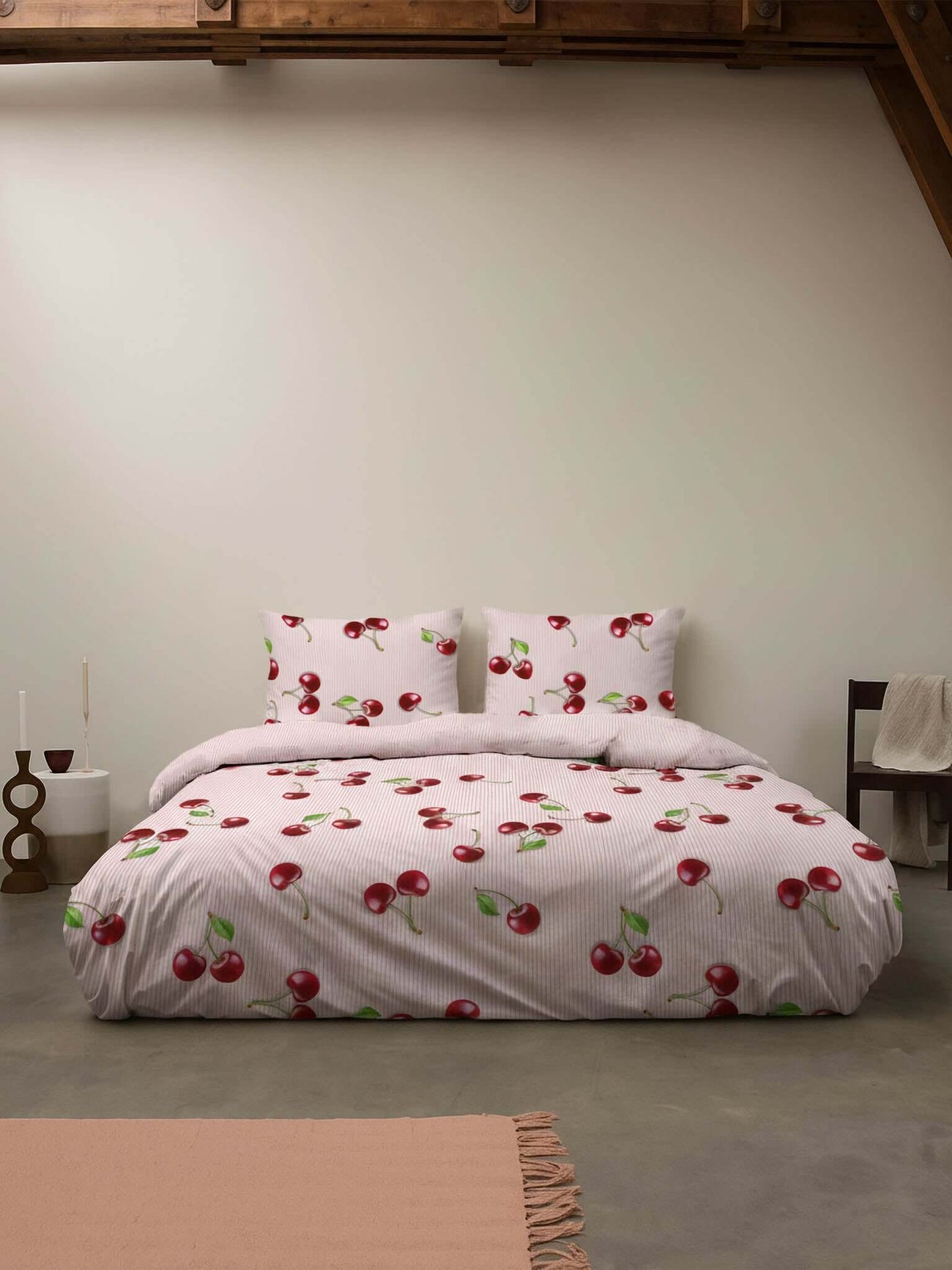 SNURK Mon Cherry dekbedovertrek met kersjes op roze ondergrond in slaapkamer
