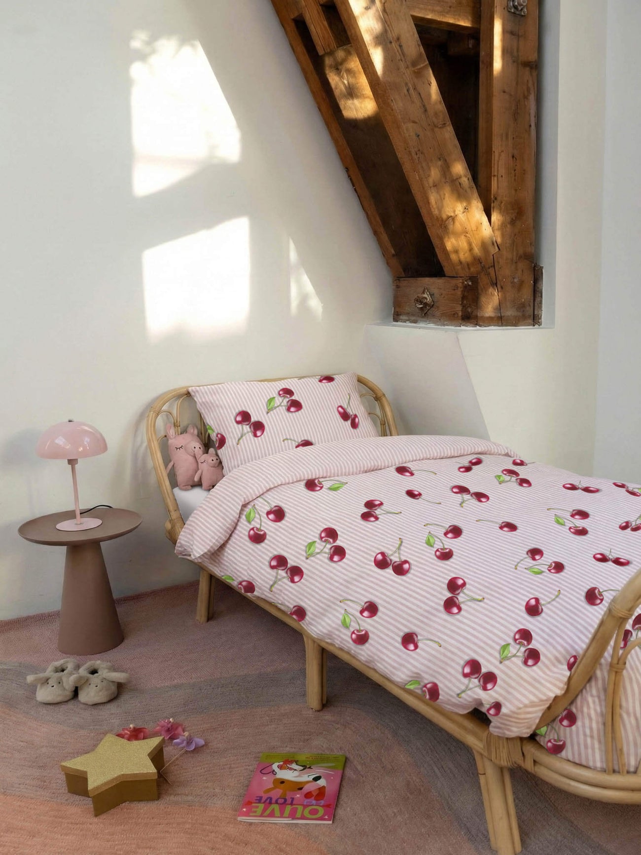 SNURK Mon Cherry dekbedovertrek met kersjes op een roze ondergrond, perfect voor een vrolijke slaapkamer.