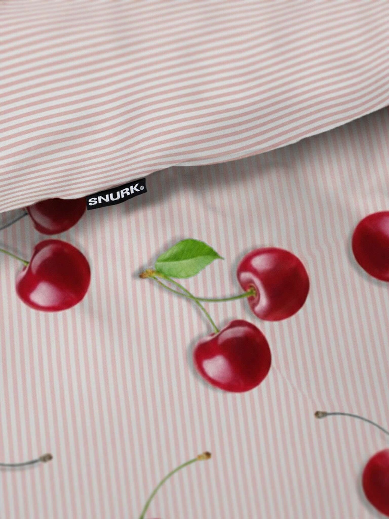 SNURK Mon Cherry dekbedovertrek met kersen op een roze achtergrond en strepen.
