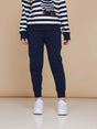 SNURK Navy Broek Kids, donkerblauwe kinderjoggingbroek met elastische tailleband en diepe steekzakken.