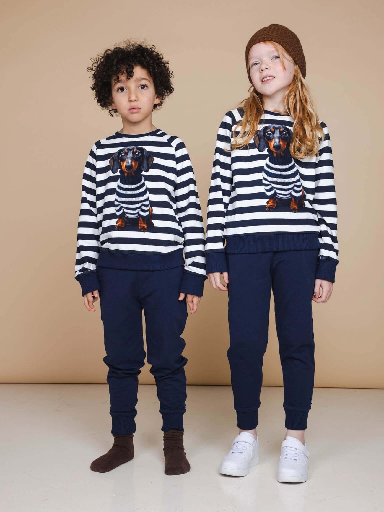 SNURK Navy Broek Kids - kinderen in gestreepte truien en navy joggingsbroek op een neutrale achtergrond.