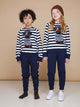 SNURK Navy Broek Kids - kinderen in gestreepte truien en navy joggingsbroek op een neutrale achtergrond.