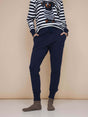SNURK Navy Broek Regular met gestreept shirt en sokken, ideaal voor casual en comfortabele outfits.