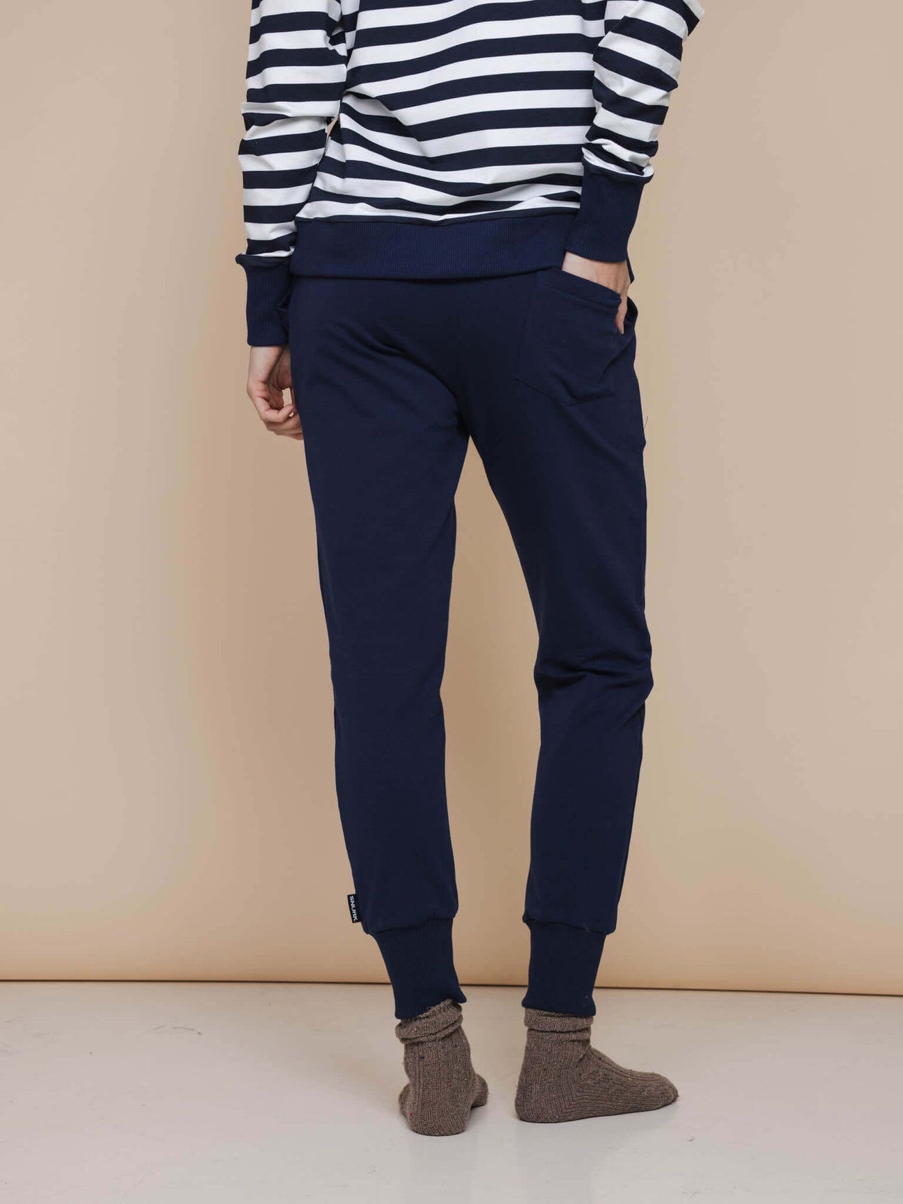 SNURK Navy Broek Regular voor dames en heren, zachte joggingbroek met smalle pasvorm.