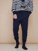 SNURK Navy Broek Regular gedragen met gestreept shirt, perfecte unisex joggingbroek voor comfort en casual stijl.