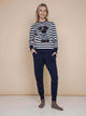 Dame in SNURK Navy Broek Regular en gestreepte trui met hondenprint, perfect voor casual comfort.