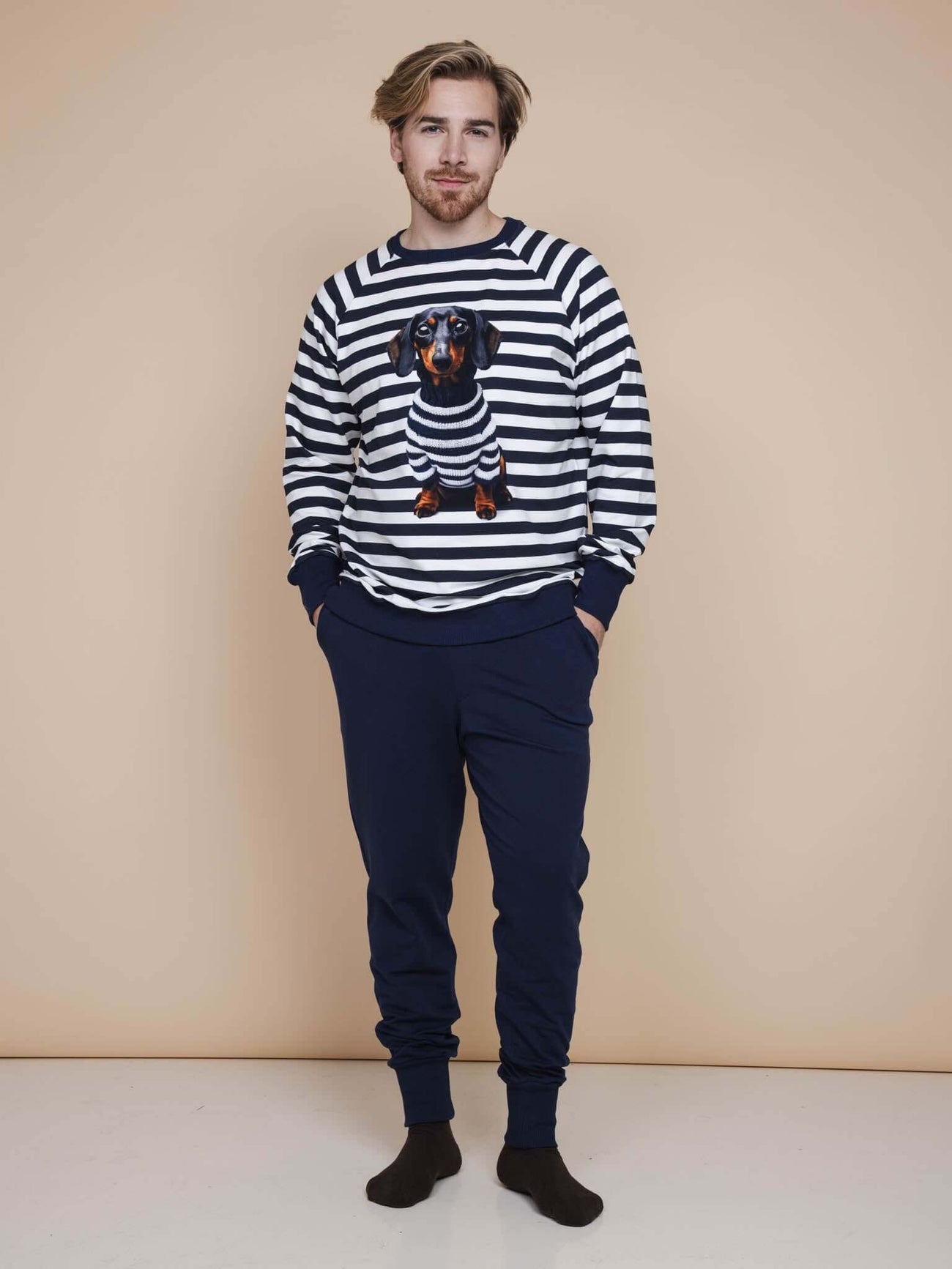 Man in gestreepte sweatshirt met teckel en navy SNURK Navy Broek Regular, comfortabel voor thuis en sport.