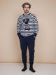 Man in gestreepte sweatshirt met teckel en navy SNURK Navy Broek Regular, comfortabel voor thuis en sport.