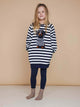 Meisje in gestreepte donkerblauwe trui met een hond en SNURK Navy Legging Kids voor een comfortabele look.