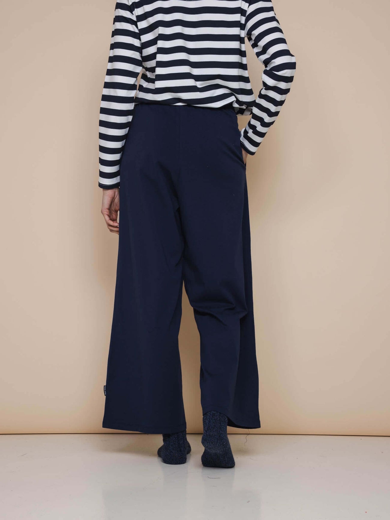 SNURK Navy Wijde Broek Dames met wijde pijpen en comfortabele pasvorm, gedragen door model in gestreept shirt.