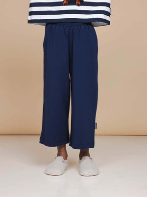 SNURK Navy Wijde broek Kids voor kinderen, donkerblauw, met wijde pijpen en zachte jersey katoen.