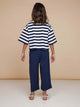 SNURK Navy Wijde broek Kids achteraanzicht met gestreept T-shirt op een neutrale achtergrond.