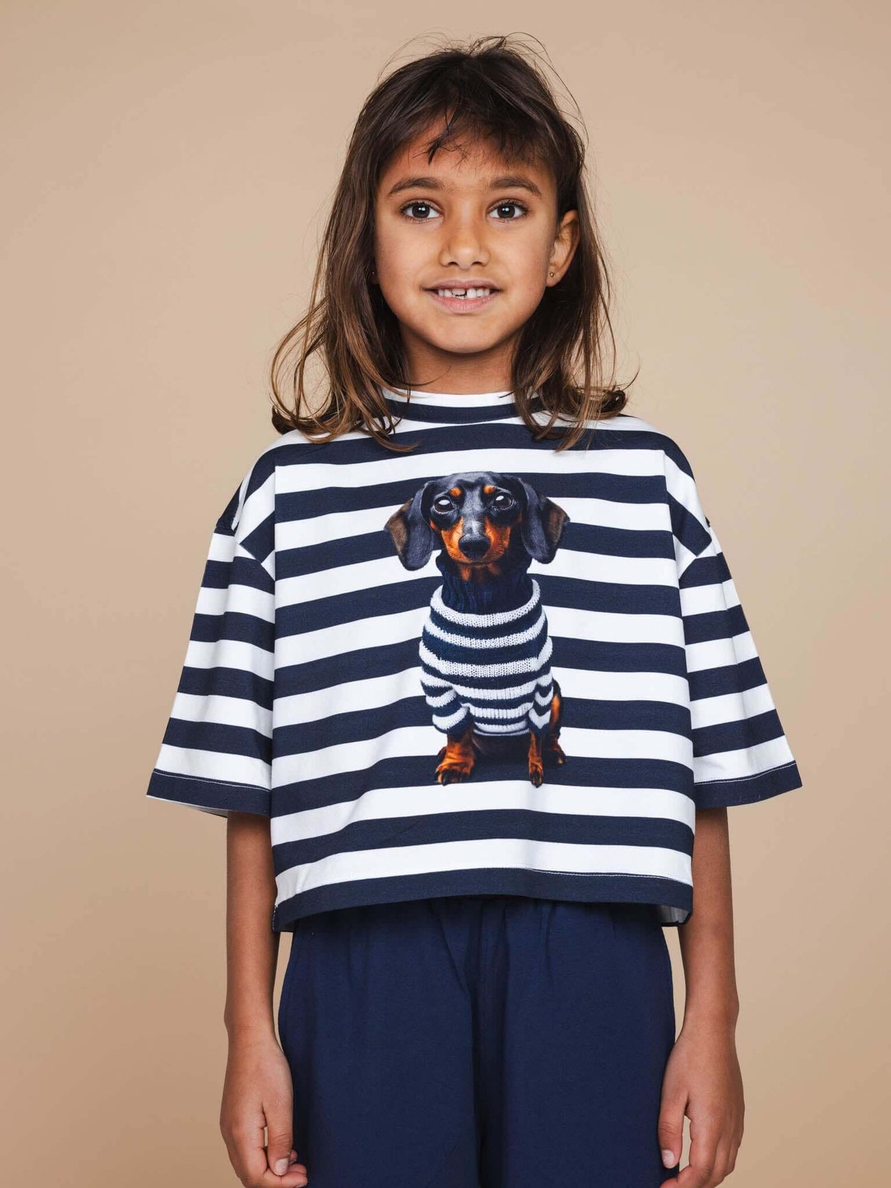 SNURK Pierre Cropped T-Shirt Kids met een teckel in Bretonse strepen op een kind