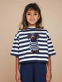 SNURK Pierre Cropped T-Shirt Kids met een teckel in Bretonse strepen op een kind