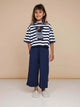 SNURK Pierre Cropped T-Shirt Kids gedragen door een kind met Bretonse streep en teckelprint.