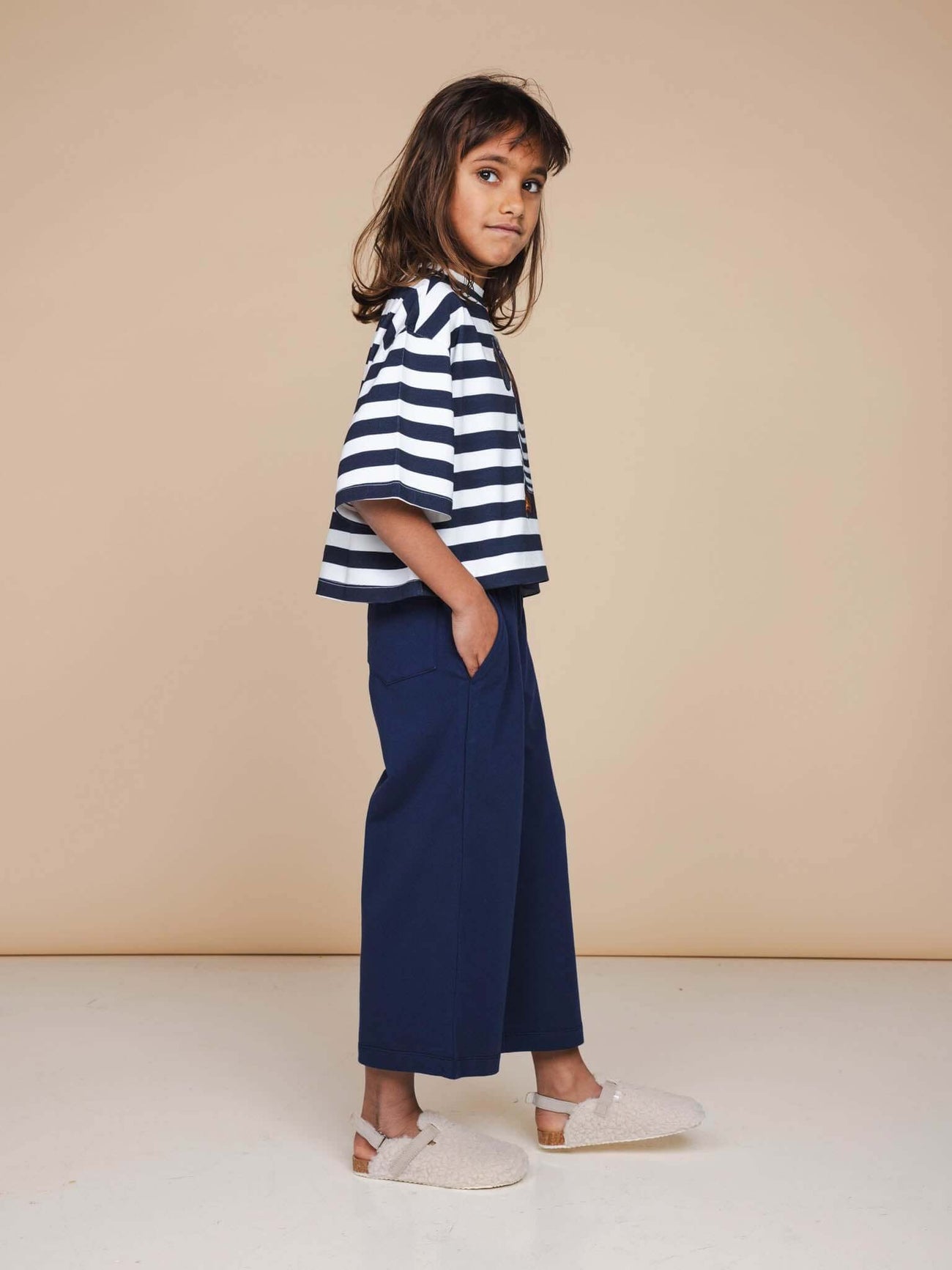 Kind met SNURK Pierre Cropped T-Shirt Kids in klassieke Bretonse strepen en wijde broek.