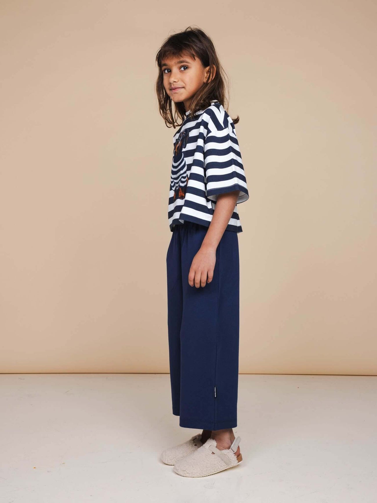 SNURK Pierre Cropped T-Shirt Kids in bretonse streep, gedragen door een kind met een vrolijke uitstraling.