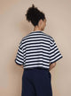 SNURK Pierre Cropped T-shirt Dames, navy gestreept, achterzijde van een model met een trendy look.