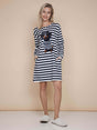SNURK Pierre Long Sleeve Dress Dames met gestreepte print en teckel op de voorzijde, perfect voor dag- en nachtgebruik.