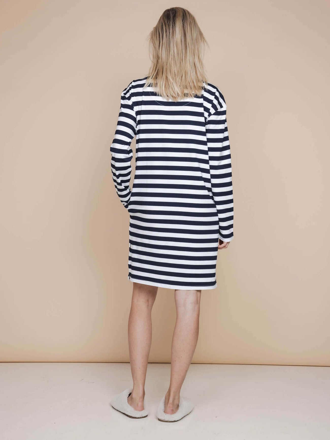 SNURK Pierre Long Sleeve Dress Dames, dames nachthemd met Bretonse strepen, uitzicht van achteren.