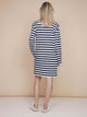SNURK Pierre Long Sleeve Dress Dames, dames nachthemd met Bretonse strepen, uitzicht van achteren.