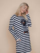 SNURK Pierre Long Sleeve Dress Dames met een teckelprint op een gestreepte achtergrond.