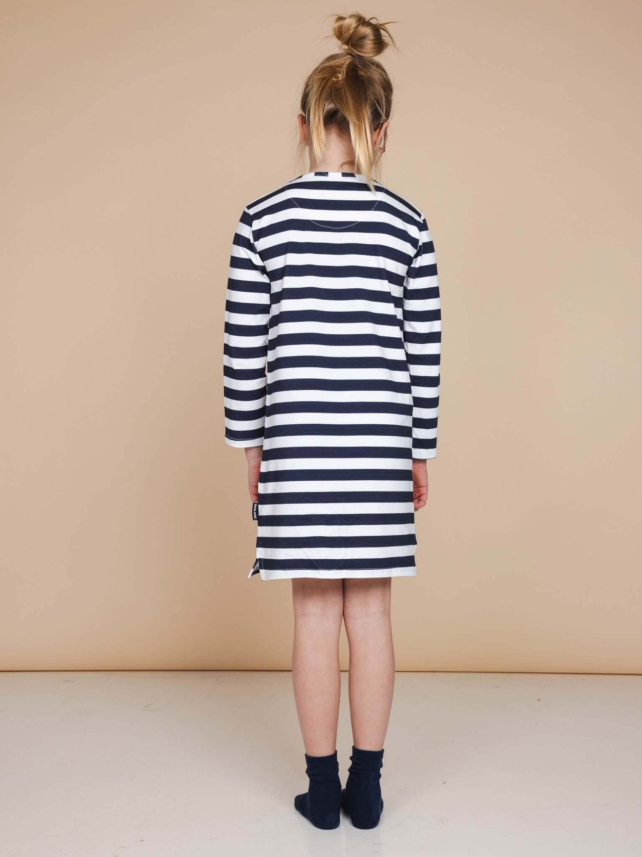 Achterzijde van de SNURK Pierre Long Sleeve Dress Kids met klassieke Bretonse strepen.