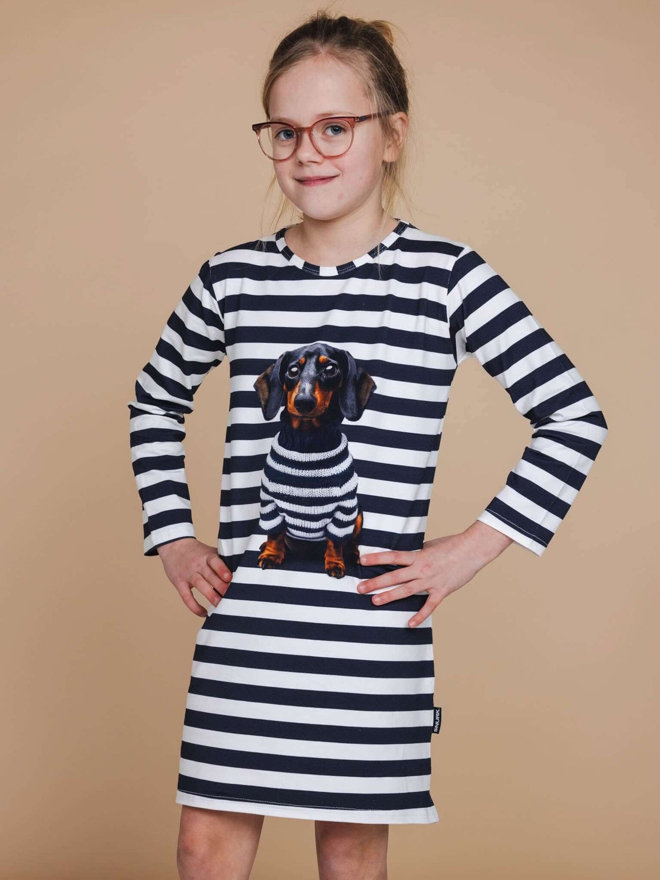 SNURK Pierre Long Sleeve Dress Kids met gestreepte jurk en trendy teckel afbeelding.