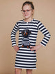 SNURK Pierre Long Sleeve Dress Kids met gestreepte jurk en trendy teckel afbeelding.